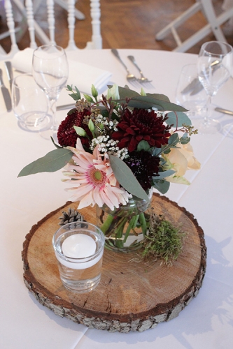Centre de table sur rondin avec vase fleuri et bougie aromatique fleuriste mariage