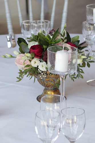 Centre de table dans vase doré ancien aromatique fleuriste mariage