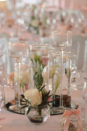 Trio de vases avec fleurs immergées, bougeoirs et bougies  aromatique fleuriste mariage