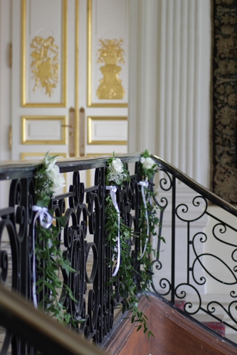 Décor d'escalier de château aromatique fleuriste mariage