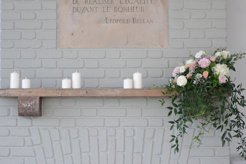 Décor au dessus de la cheminée avec composition retombante et bougies aromatique fleuriste mariage