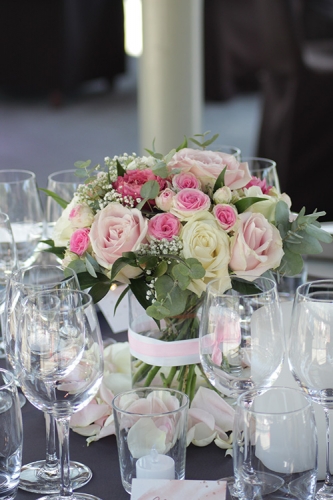 Bouquet de roses dans vase en verre pour  centre de table élégant aromatique fleuriste mariage