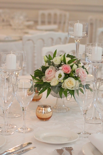 Composition avec petit vase sur pied et photophores dorés aromatique fleuriste mariage