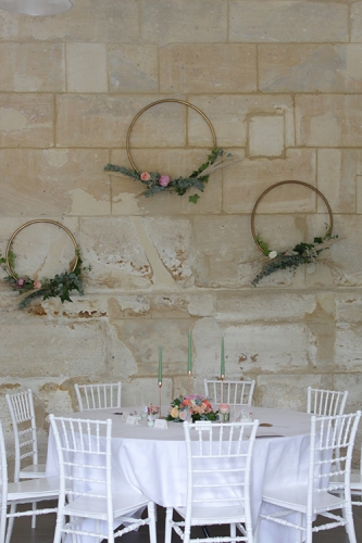 Cerceaux fleuris suspendus pour habiller le mur derrière la table d'honneur aromatique fleuriste mariage