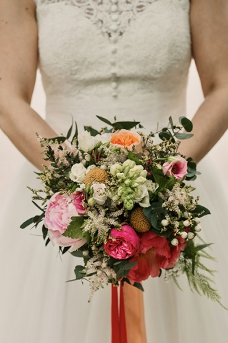 Bouquet de mariée champêtre en fleurs variées colorées pivoines roses astilbe baies 