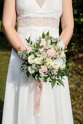 Bouquet de mariée champêtre en roses et orchidées.