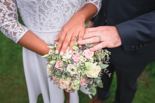 Bouquet de mariée rond pastels en roses lisianthus et fleurs de saison champetres aromatique fleuriste mariage