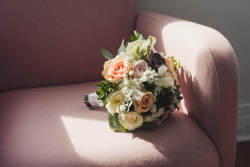 Bouquet de mariée rond en roses pastels, orchidées et plantes grasses aromatique fleuriste mariage