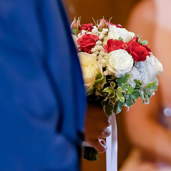 Bouquet de mariée rond en roses rouges et blanches aromatique fleuriste mariage