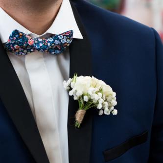 Boutonnière champêtre de fleurs blanches et jutte aromatique fleuriste mariage