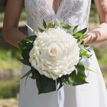 Bouquet de mariée original en pétales de roses reconstitués pour former une rose géante. 