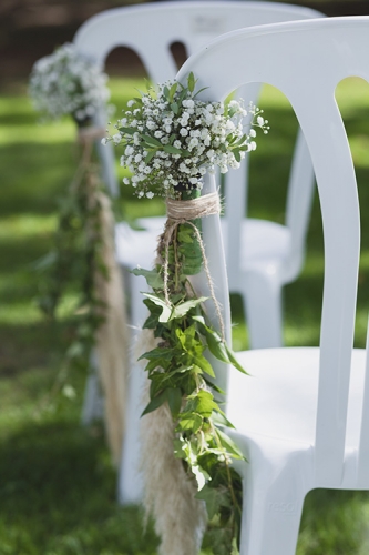 Bouquet de gypsophile et pampa pour fleurir les chaises de cérémonie aromatique fleuriste mariage