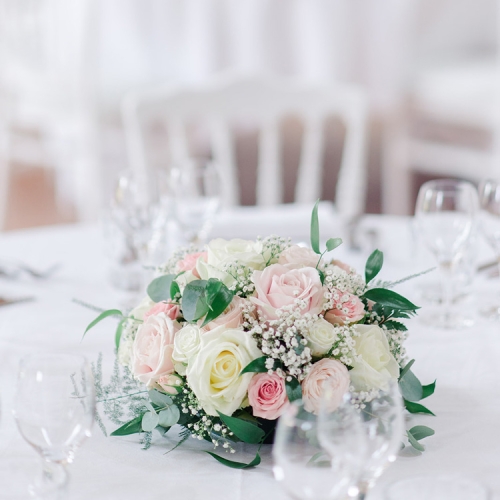Centre de table blanc et rose tout en roses aromatique fleuriste mariage