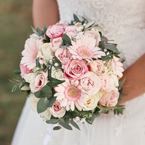 Bouquet de mariée rond en roses et marguerites avec feuilles d'eucalyptus.