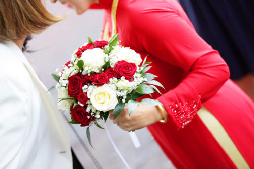 Bouquet de mariée rond en roses rouges et blanches aromatique fleuriste mariage