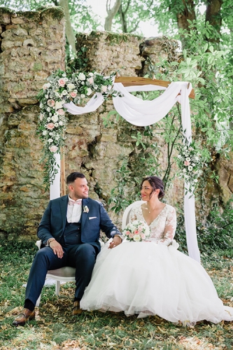 Arche de cérémonie romantique en roses et eucalyptus aromatique fleuriste mariage