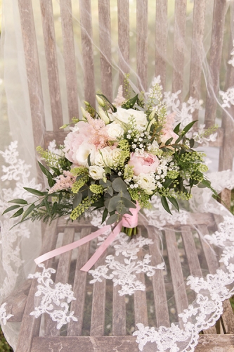 Bouquet de mariée champêtre blanc et roses en pivoines et roses.