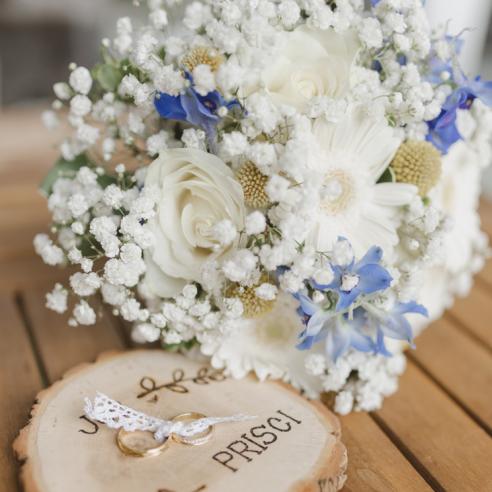 Bouquet de mariée minimaliste en gypsophile et fleurs bleues et blanches  aromatique fleuriste mariage