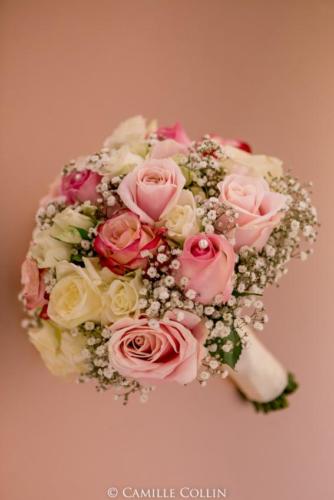 Bouquet de mariée rond en roses et gypsophile aromatique fleuriste mariage