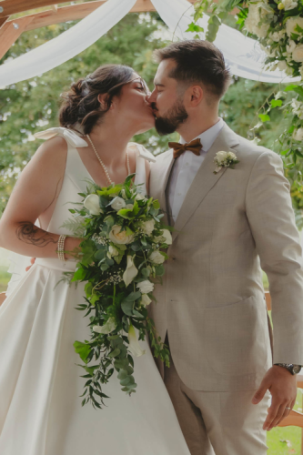 Bouquet de mariée retombant avec eucalyptus