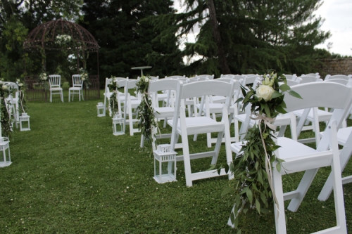 bouquet de chaises de cérémonie avec feuillages