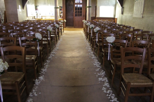 décor d'église en hortensias et pétales