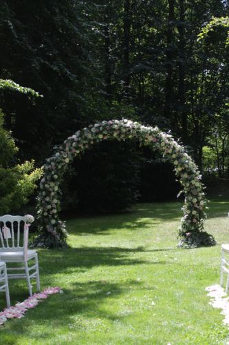 arche fleurie ronde tout en roses