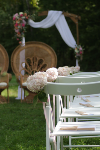 décor des chaises de cérémonie en hortensias