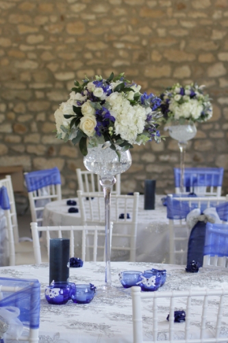 Centre de table haut en fleurs bleues et blanches