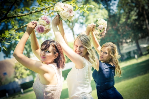 Petits bouquets assortis au bouquet de mariée