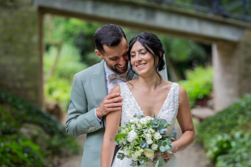 Bouquet de mariée en fleurs blanches et eucalyptus