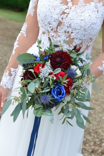 Bouquet de mariée bordeaux et bleu