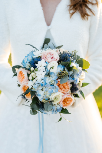 Bouquet de mariée bleu et pêche