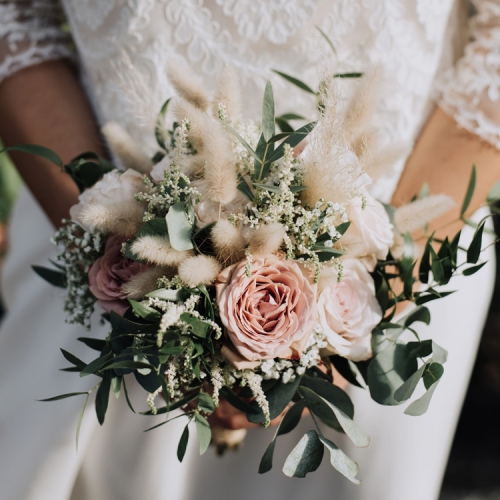 Bouquet de mariée bohème en roses et pampa