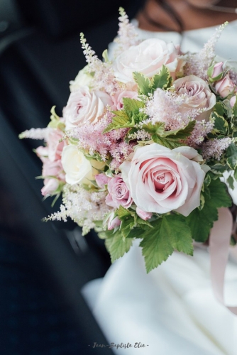 Bouquet de mariée en roses et astilbe