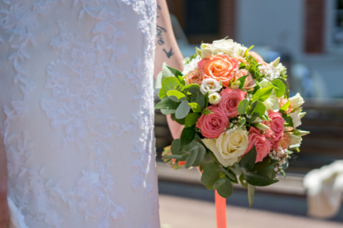 Bouquet de mariée en roses corail