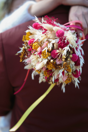 Bouquet de mariée en fleurs séchées colorées