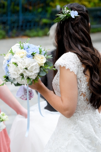 Bouquet de mariée en hortensias blanc et bleus