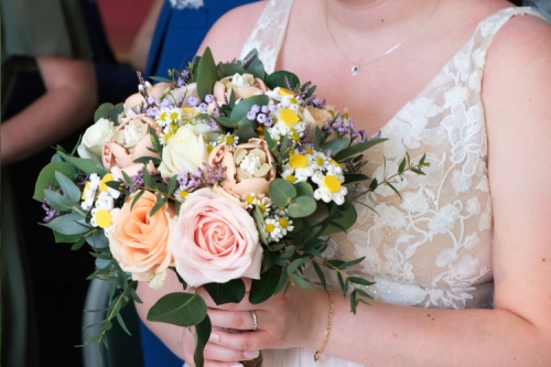 Bouquet de mariée en fleurs fraîches et lego