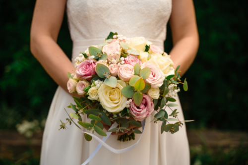 Bouquet de mariée en roses et eucalyptus