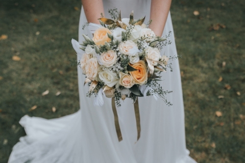 Bouquet de mariée rond tons pêches et or