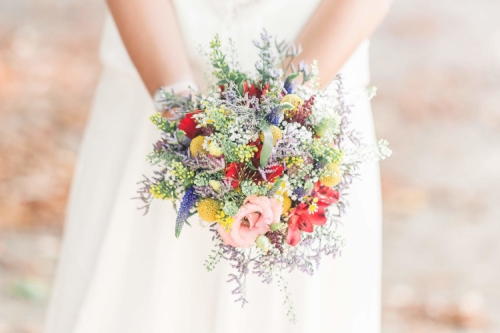 Bouquet de mariée en petites fleurs multicolores