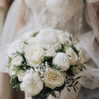 Bouquet de mariée pivoines et roses blanches