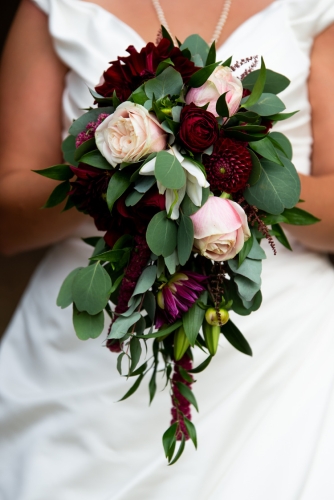 Bouquet de mariée retombant bordeaux