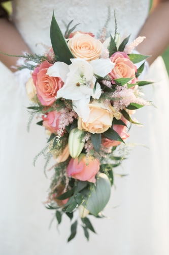 Bouquet de mariée retombant pêche et corail