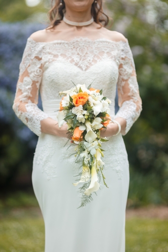 Bouquet de mariée retombant en arums et orchidées