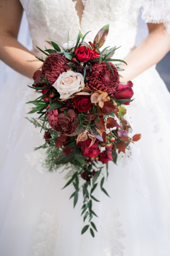 Bouquet de mariée retombant fleurs bordeaux