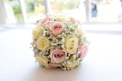 Bouquet de mariée rond en roses et gypsophile