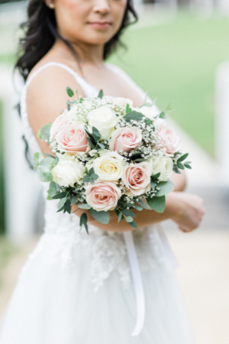 Bouquet de mariée rond en roses et gypsophile