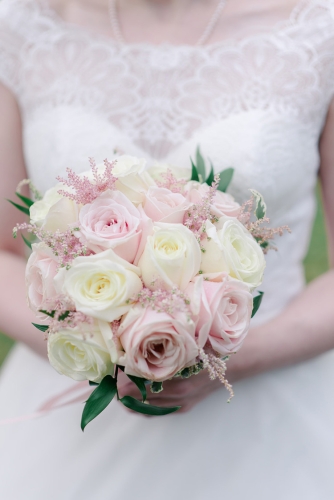 Bouquet de mariée en roses et épis d'astilbe